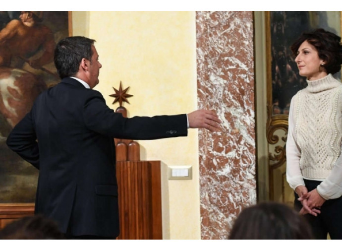 Renzi abbraccia la moglie mentre esce di scena Renzi abbraccia la moglie mentre esce di scena