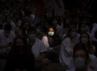 Ultimatum dei medici in piazza: «Cambiate i protocolli»