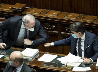 Una manovra di mancette, mentre le imprese falliscono