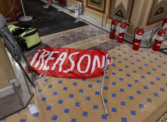 Una bandiera a terra con la scritta Treason (tradimento) Una bandiera a terra con la scritta Treason (tradimento)