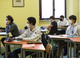 Scuola sicura, abbiamo le prove: folle vaccinare i giovani