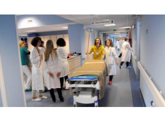 Le corsie degli ospedali si tingono di arcobaleno