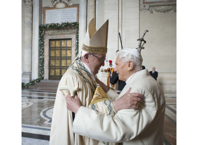 L'abbraccio tra Benedetto XVI e Francesco L'abbraccio tra Benedetto XVI e Francesco