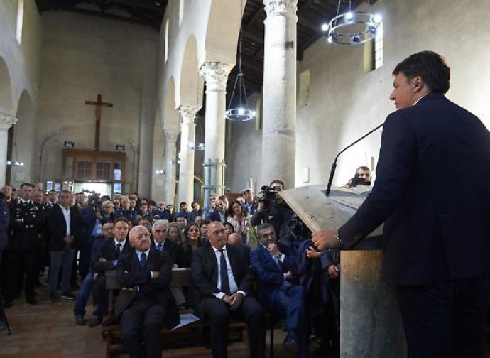 Il comizio elettorale di Renzi in chiesa
