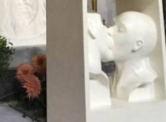 Lucca, statua bacio gay in chiesa