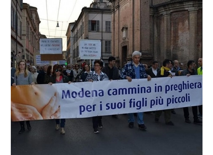 La processione fiaccolata di Modena