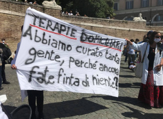 Migliaia i medici in piazza, mentre l'Ordine apre procedimenti