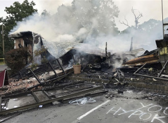 La chiesa bruciata, la guerra contro la fede e una luce