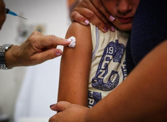 Vaccini ai bambini: l’abuso di adulti inconsistenti