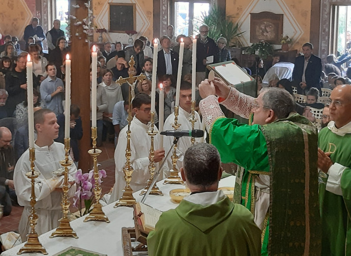 Il cardinal Burke celebra messa a PAlazzolo sull'Oglio