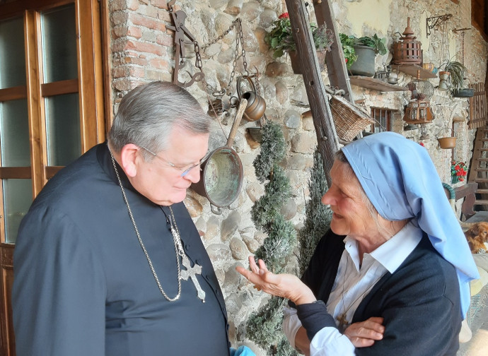 Il cardinal Burke con la padrona di casa suor Rosalina Ravasio