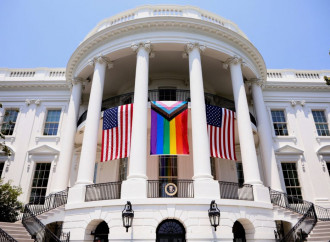 Ammainata la bandiera LGBT