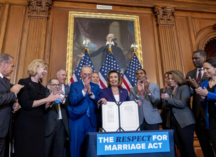 Pelosi e colleghi celebrano l'approvazione dell'Rma