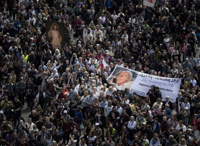 Fedeli a Piazza San Pietro 16/04/2023 (foto Vatican Media/LP)