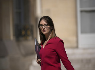 Macron dichiara guerra ai pro life e aizza la piazza