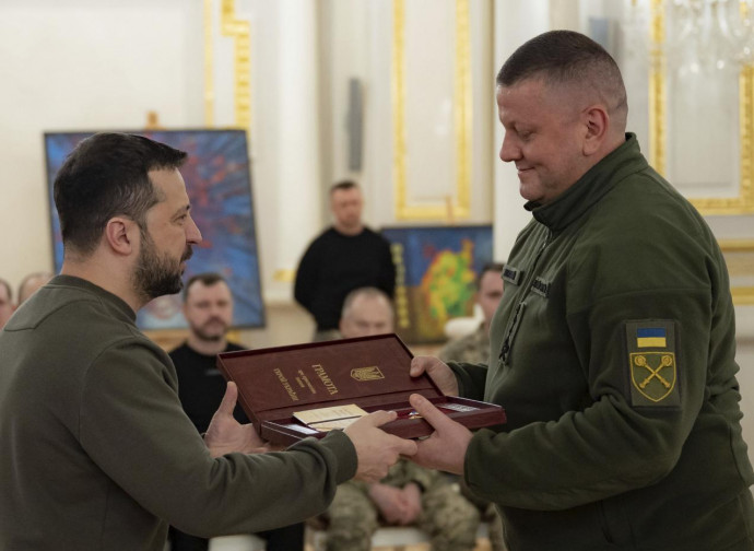 Zelensky premia Zaluzhny (Ukrainian Presidential Press Office via AP + LP)