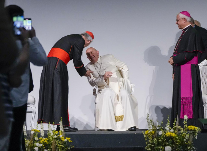 card. Zuppi, papa Francesco, mons. Renna (foto Ap via LaPresse)