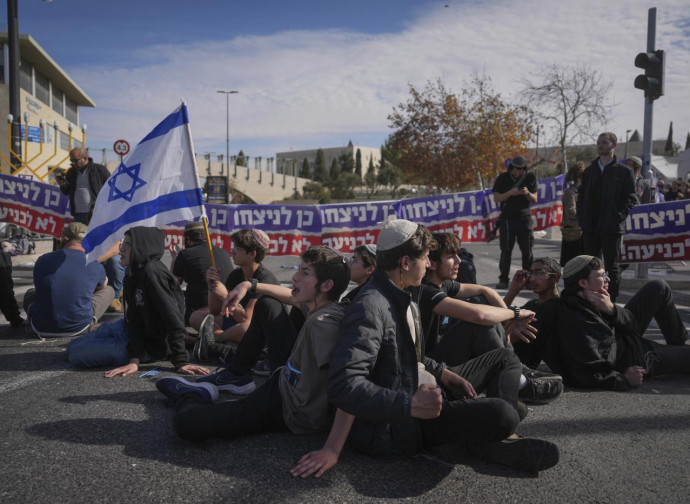 Attivisti israeliani contrari ad accordo su tregua, 16/01/2025 (Ap/LaPresse) Attivisti israeliani contrari ad accordo su tregua, 16/01/2025 (Ap/LaPresse)
