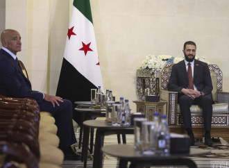 Tom Barrack (USA) con Ahmad al-Sharaa (Siria), 9 luglio 2025 (Ap via LaPresse)