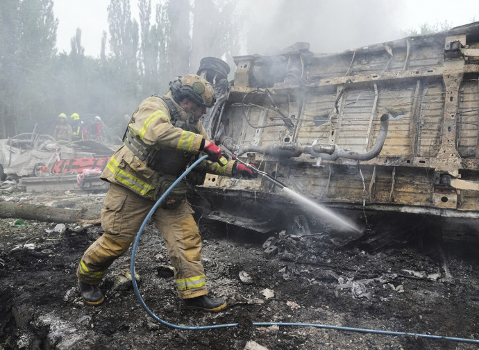 Scorcio di Kiev dopo un attacco russo, 31 luglio 2025 (Ap via LaPresse) Scorcio di Kiev dopo un attacco russo, 31 luglio 2025 (Ap via LaPresse)