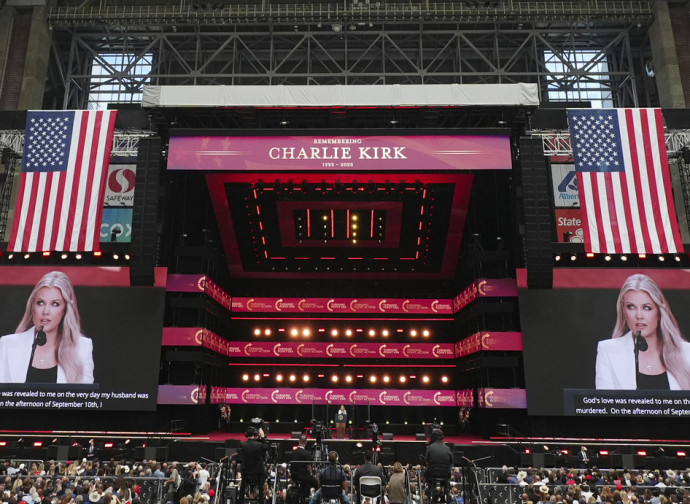 Erika Kirk alla commemorazione del marito, 21 settembre 2025 (Ap via LaPresse) Erika Kirk alla commemorazione del marito, 21 settembre 2025 (Ap via LaPresse)