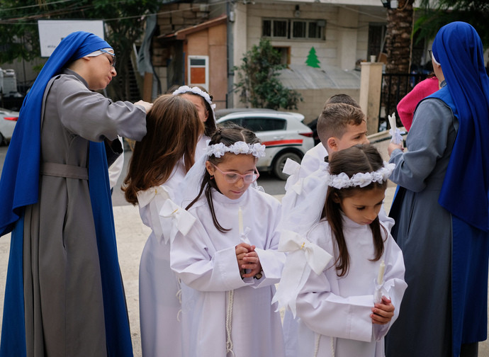 Suore SSVM nella parrocchia della Sacra Famiglia a Gaza (LaPresse)