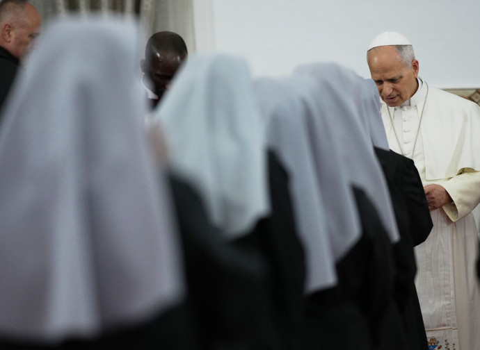 Piccole Sorelle dei Poveri con Leone XIV ad Annaba (Algeria, 14 aprile 2026, Ap via LaPresse)