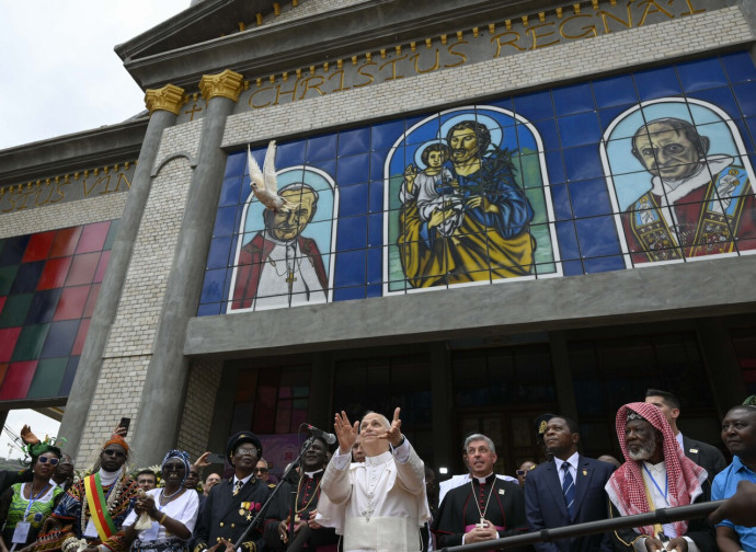 Leone XIV libera colombe fuori da cattedrale di Bamenda, 16/04/2026 (Vatican Media-LaPresse)