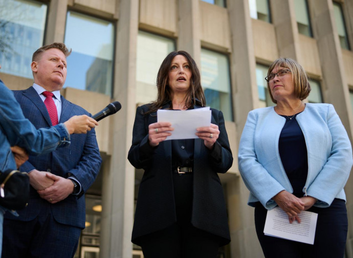 Claire Brosseau (al centro) parla all'esterno del tribunale di Toronto, 04/05/2026 (AP via LaPresse)