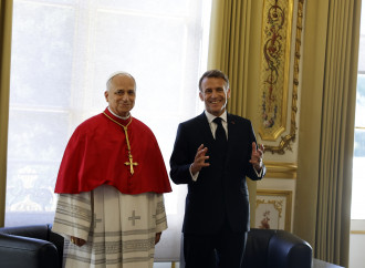 Nel primo giorno a Parigi il Papa non le manda a dire a Macron