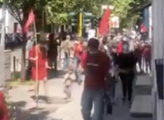 Loro in piazza, noi a casa senza libertà: prove di regime