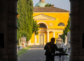 Schiaffo ai defunti: il cimitero diventa un set di intrattenimento