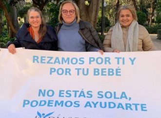 Pregare davanti agli abortifici non è reato: sentenza importante