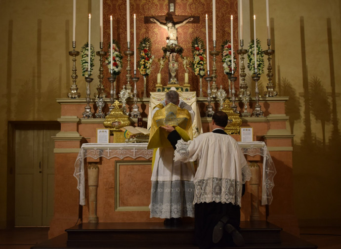 Una messa in latino celebrata da un gruppo stabile a Correggio (RE)