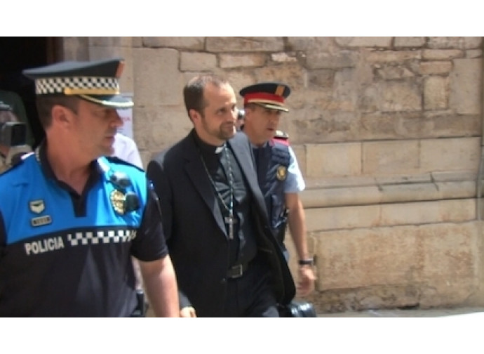 Il vescovo viene scortato dalla polizia Il vescovo viene scortato dalla polizia