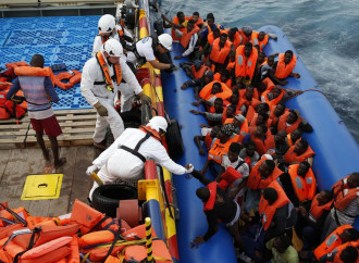 «Io ho visto: trafficanti e Ong sono i "bus" del mare»