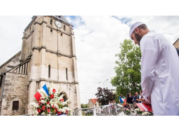 Un imam davanti alla chiesa di Rouen Un imam davanti alla chiesa di Rouen
