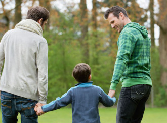 Il 58% dei giovani italiani è a favore dell'adozione gay