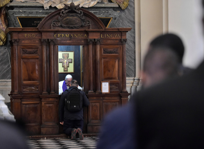 Papa Francesco confessa, 07/03/2019 (Vatican Media/LaPresse)