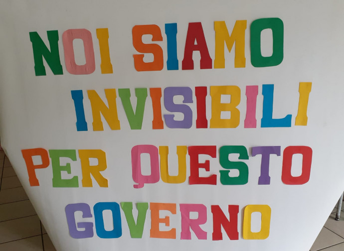 Lo slogan di protesta delle paritarie durante lo sciopero Lo slogan di protesta delle paritarie durante lo sciopero