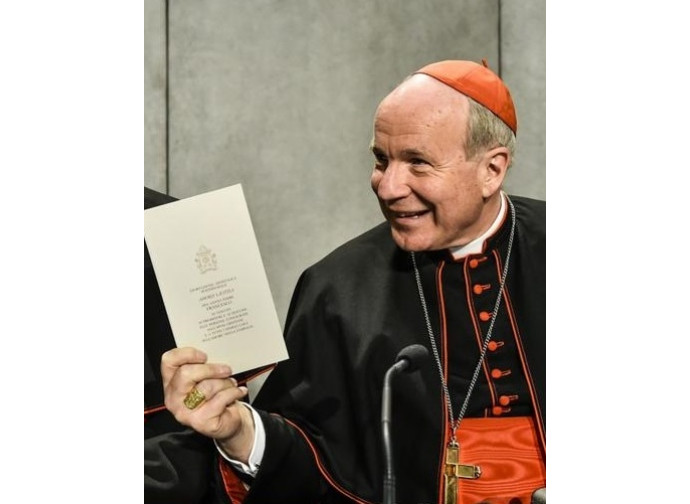 Il card Schonborn con il testo di Amoris Laetitia Il card Schonborn con il testo di Amoris Laetitia
