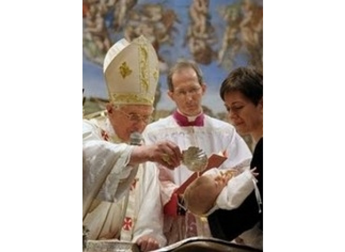 Il Papa amministra il sacramento del battesimo Il Papa amministra il sacramento del battesimo
