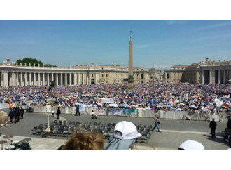 Il Papa: «Mai la scuola contrapposta alla famiglia»