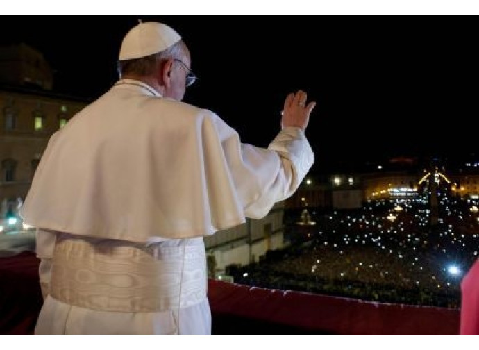 Papa Francesco saluta i fedeli Papa Francesco saluta i fedeli
