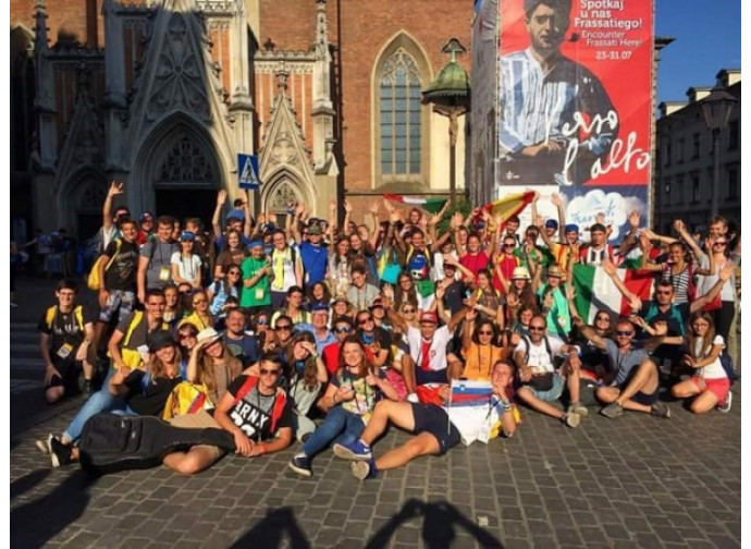 I ragazzi davanti all'immagine del beato Piergiorgio Frassati I ragazzi davanti all'immagine del beato Piergiorgio Frassati