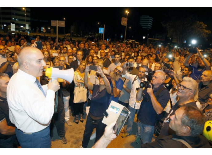 La protesta de la Caramella buona davanti al tribunale