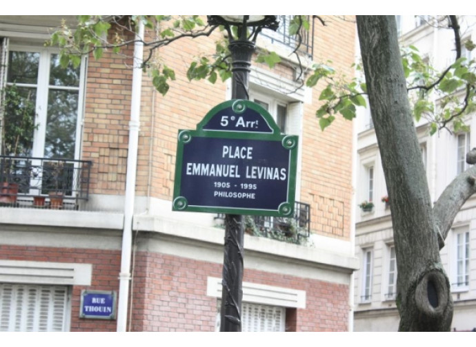 La piazza parigina dedicata a Lévinas La piazza parigina dedicata a Lévinas