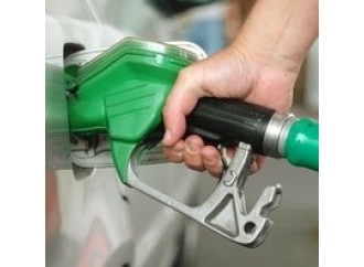 Paradosso benzina: 
calano i consumi, 
sale il prezzo