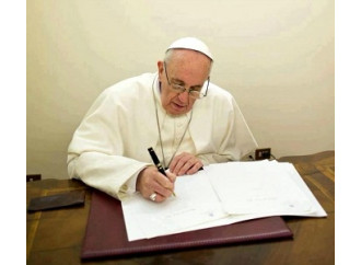 Chi controlla le lettere che firma il Papa?
