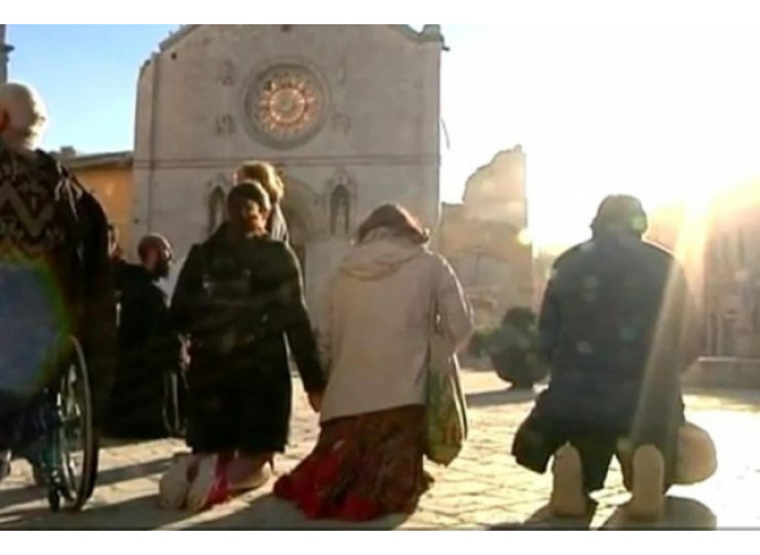 In preghiera davanti alla Basilica di Norcia crollata